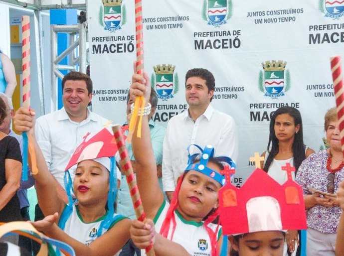 Prefeito Rui Palmeira entregou creche no Barro Duro na manhã desta quinta-feira