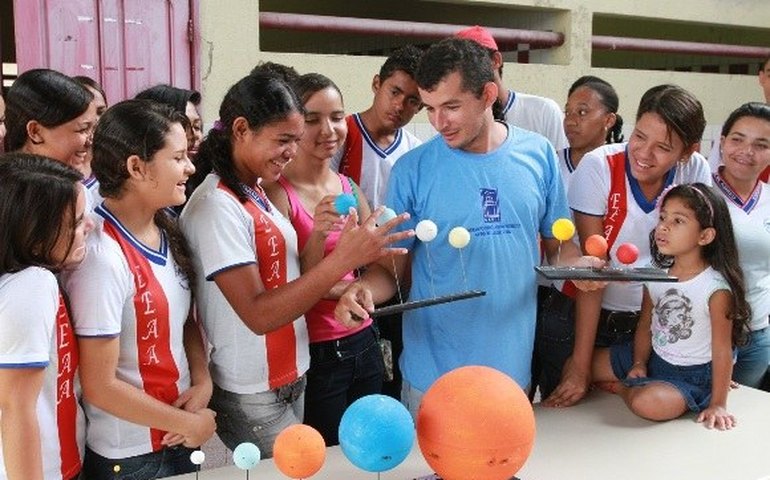 Alunos do Sertão conhecem planetário do Observatório Astronômico