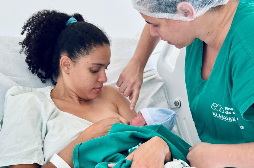 Maternidade incentiva amamentação na primeira hora de vida