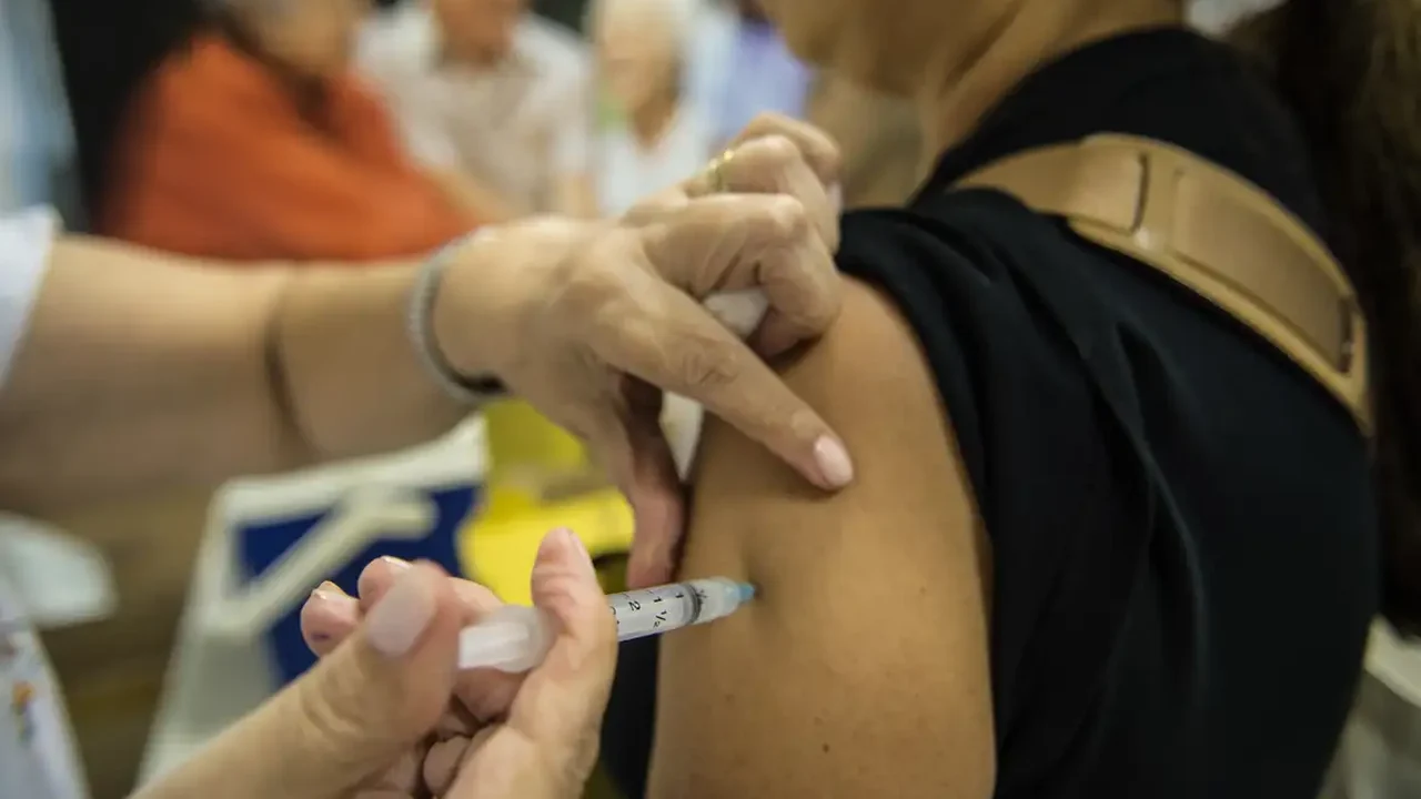 Vacinação contra a dengue em SP começará pelas escolas, diz Prefeitura