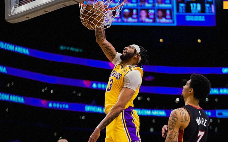 Lakers conquistam vitória apertada em noite de Reaves; Mavericks superam Thunder na NBA
