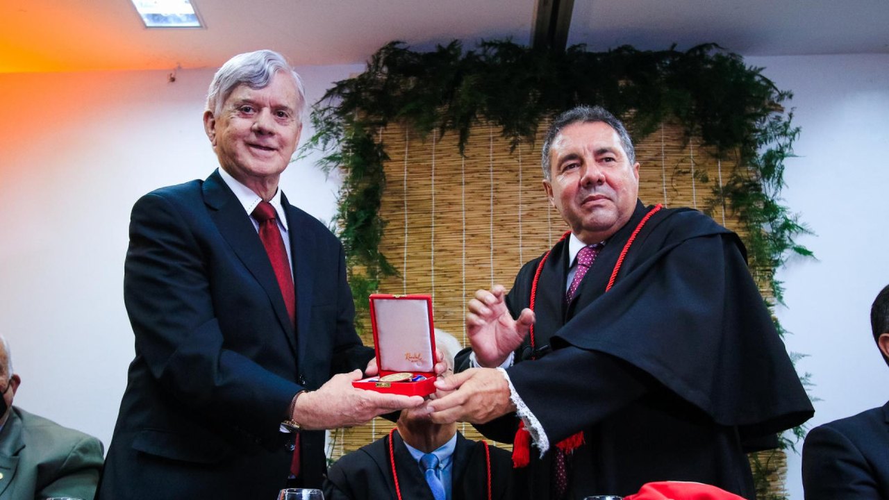 Klever Loureiro é agraciado com medalha mérito do MPAL