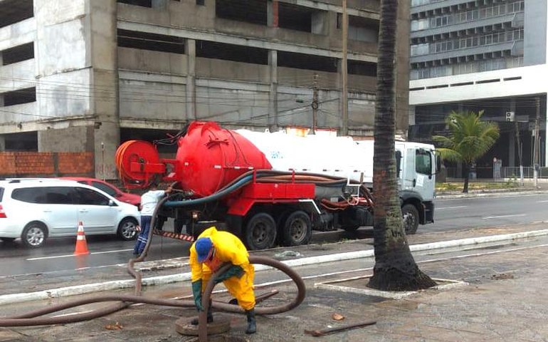 Infraestrutura realiza desobstrução e limpeza de galerias em pontos de alagamento