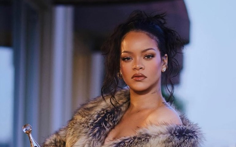 Mulher acusada de atirar contra casa de Rihanna permanece presa nos EUA