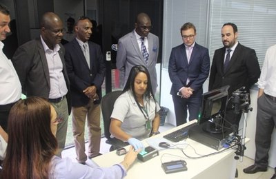 Detran apresenta processo de emissão da CNH para comitiva internacional