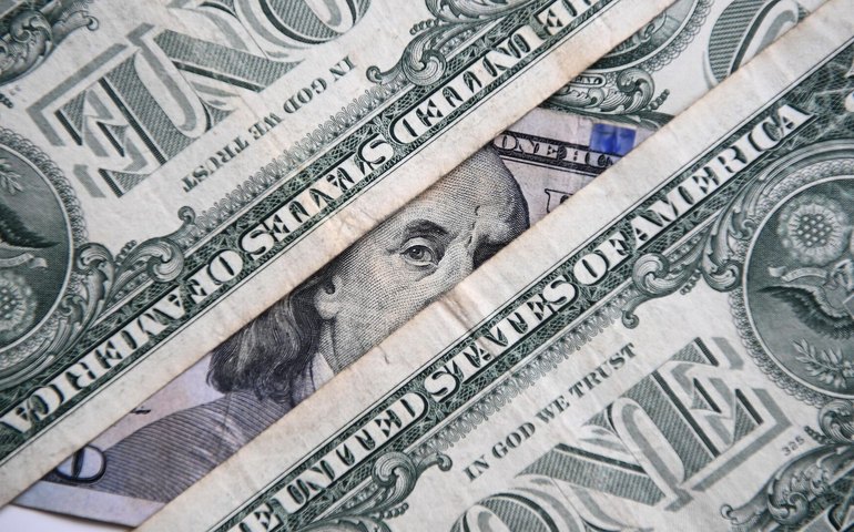 Dólar americano perde status de 'porto seguro' e preocupa investidores com possível aumento de juros