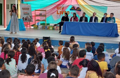 Escola de Arapiraca ganha estante de livros do projeto “Meu Livro, Meu Mundo”