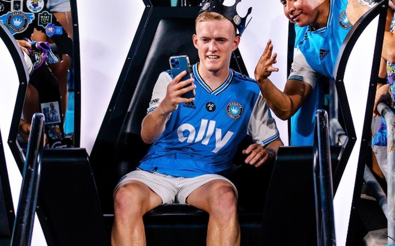 ‘Bruxa solta’: atacante polonês se lesiona comemorando gol e pode ser mais um da posição a perder Eurocopa; vídeo