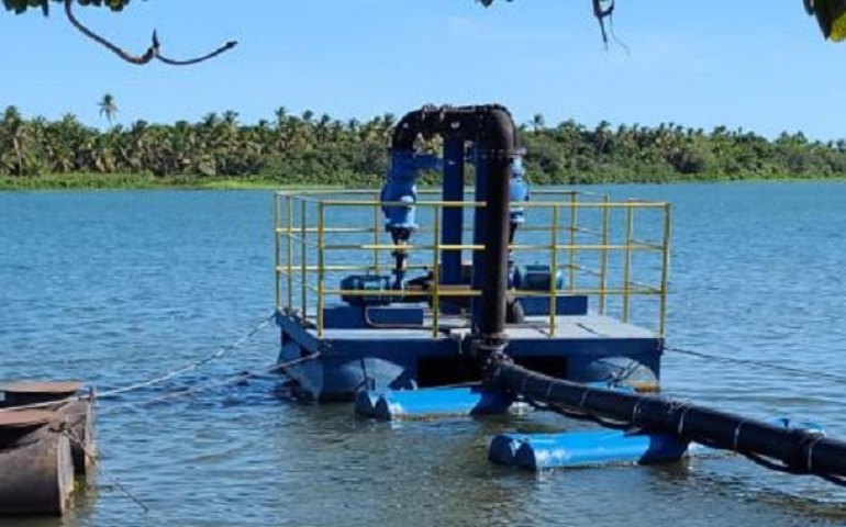 Casal trabalha para restabelecer fornecimento de água de Piaçabuçu