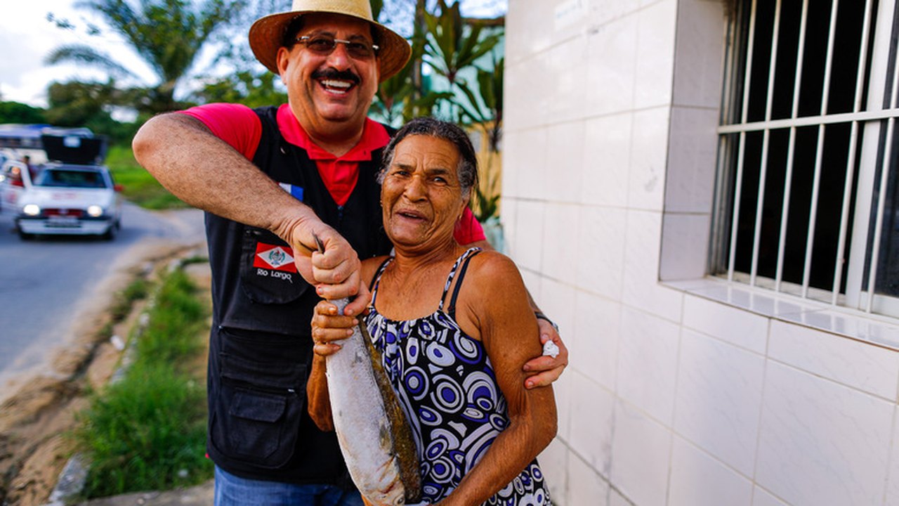 Prefeito Gilberto Gonçalves retoma tradicional entrega de peixes da Semana Santa