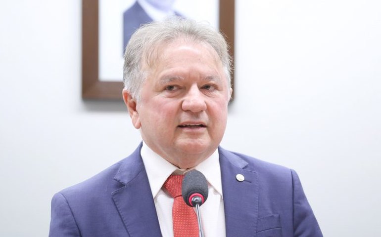 Merlong Solano assume presidência da Comissão de Finanças e Tributação