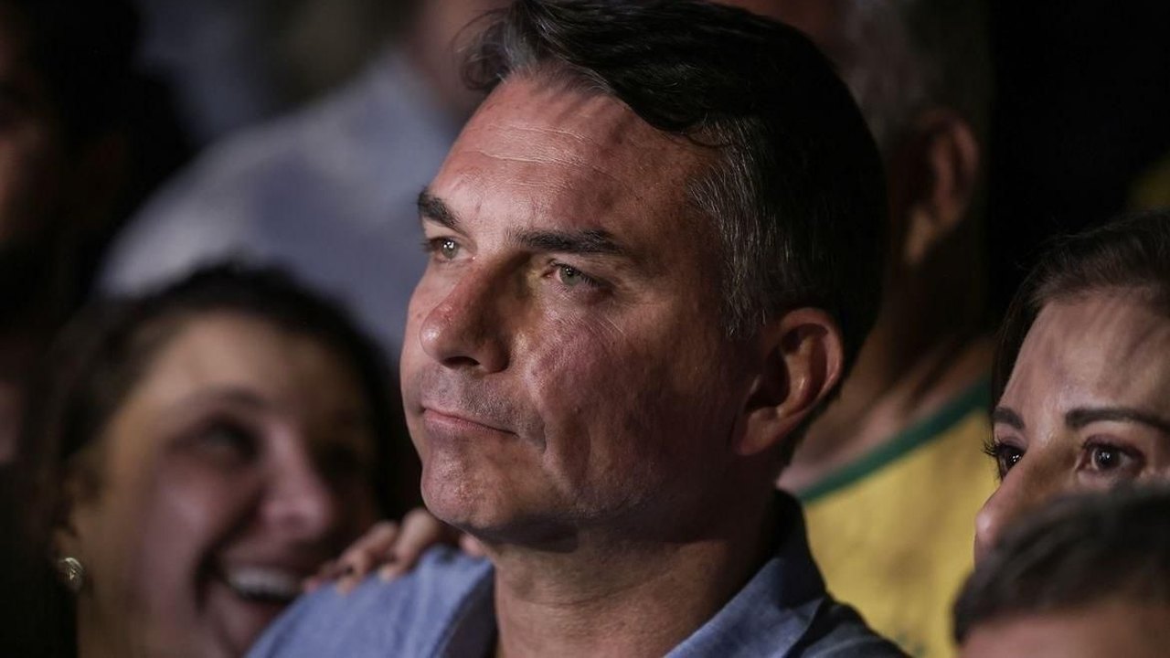 Flávio Bolsonaro é intimado pela PF e deve entregar passaportes