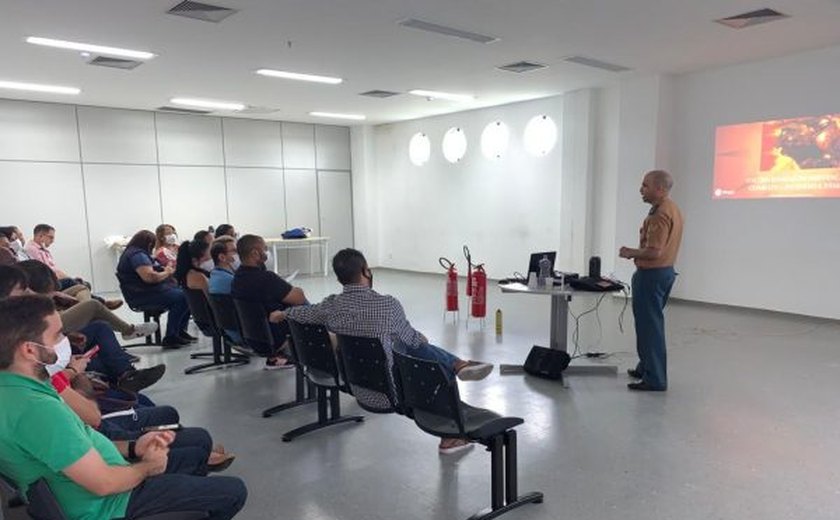 Membros da CIPA do Hospital Metropolitano participam de oficina sobre combate a incêndio