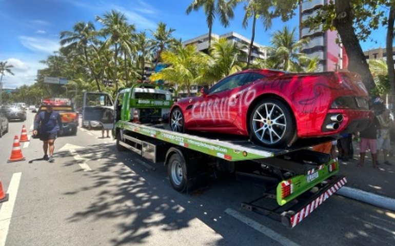 DMTT guincha Ferrari irregular e pichada que estava na orla da Ponta Verde
