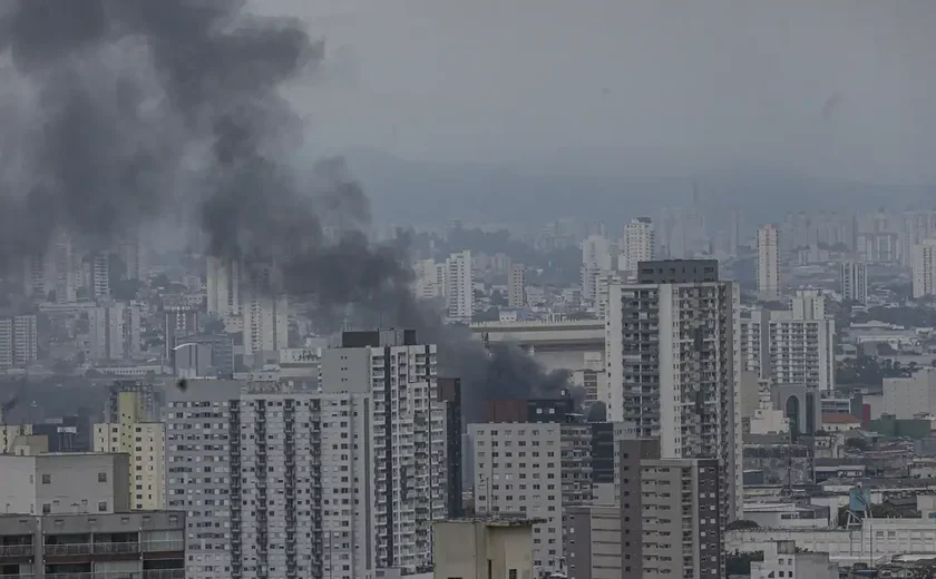 SP: incêndio de grandes proporções atinge shopping no Brás