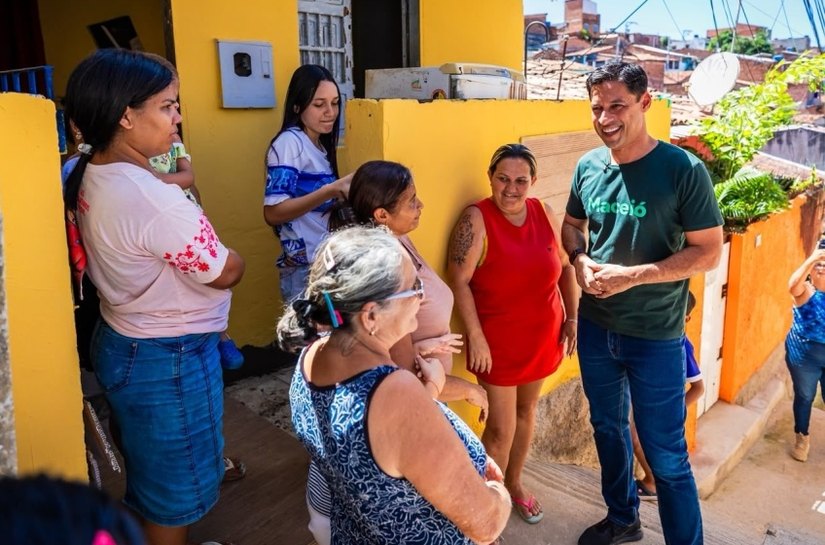 Prefeito Rodrigo Cunha vistoria obra do Beco da Baiuca e destaca transformação do Jacintinho