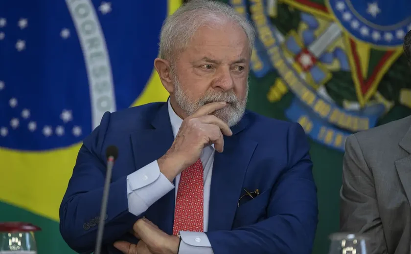 Após Lula vetar manifestações do governo sobre 60 anos do golpe, ministro participa de ato contra a ditadura