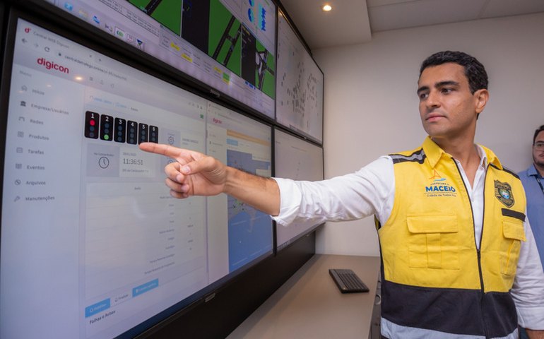 Prefeito JHC apresenta sistema para modernização de semáforos em Maceió