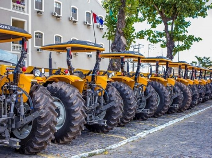 Prefeituras, associações e cooperativas recebem tratores, caminhões e implementos agrícolas