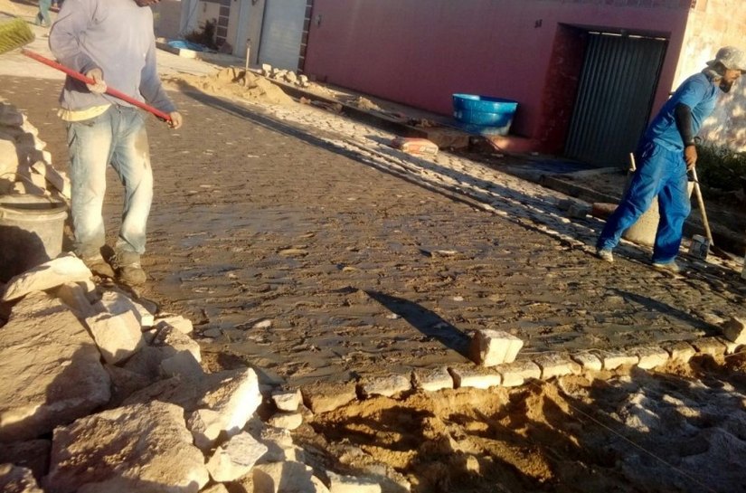 Prefeitura intensifica serviços de calçamento e pavimentação em Arapiraca