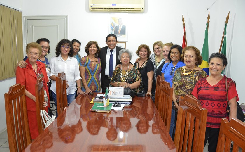 Grupo literário visita Palmeira dos Índios e o prefeito Júlio Cezar