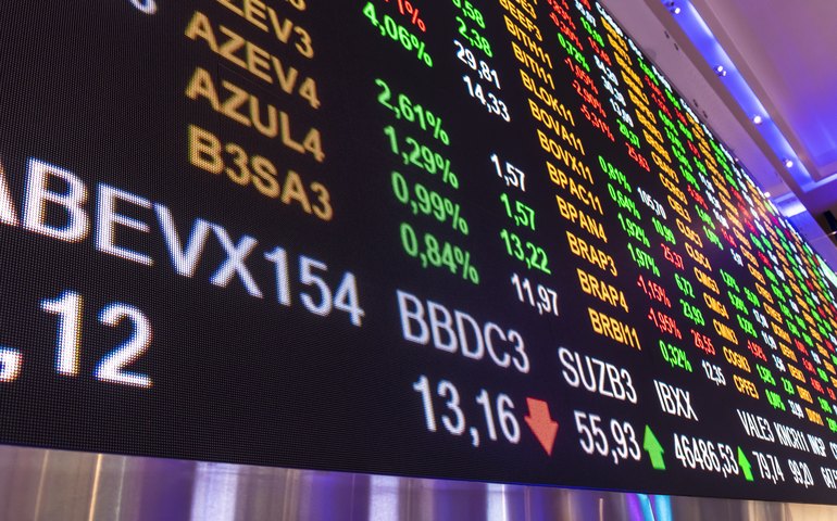 Ibovespa cai, dividido entre recuo de Petrobras e alta de Vale; de olho na MP das blusinhas