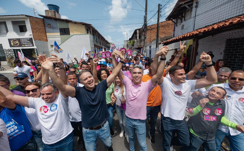 Rafael Brito comemora aniversário durante caminhada pelo Jacintinho