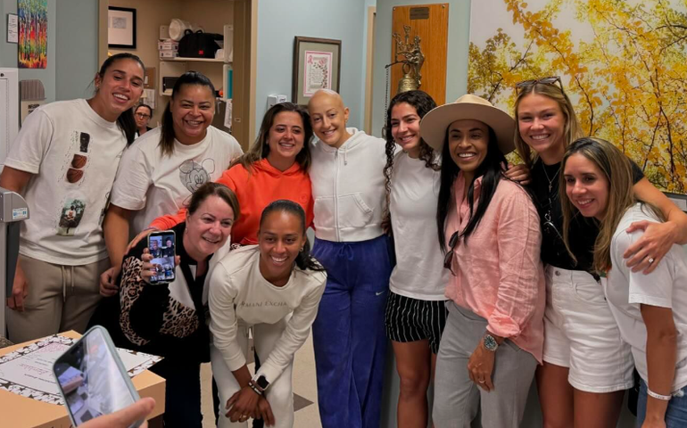 Jogadora da seleção recebe visita de Marta e companheiras de Orlando Pride em última sessão de quimioterapia