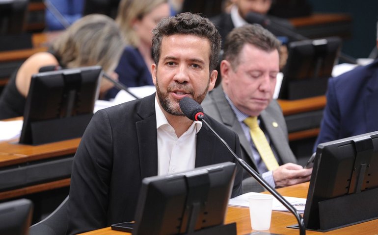 PF indicia deputado Janones por suspeita de esquema de 'rachadinha'