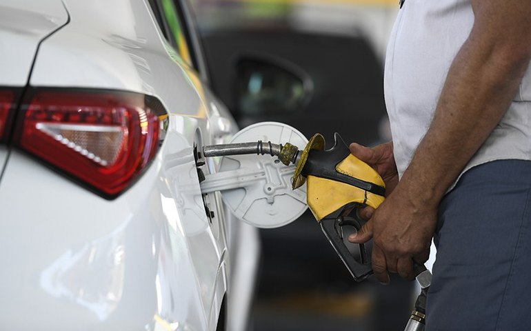 Prorrogadas MPs que retomam tributos sobre gasolina e que recriam Bolsa Família