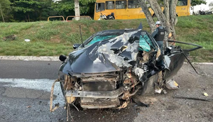 Carro bate contra árvore e deixa duas pessoas feridas em Aracaju