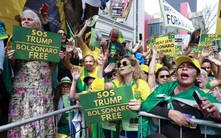 Julgamento de Bolsonaro é retomado hoje com voto de Fux