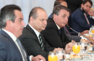 Bolsonaro confirma auxílio emergencial de R$ 300 até o fim do ano