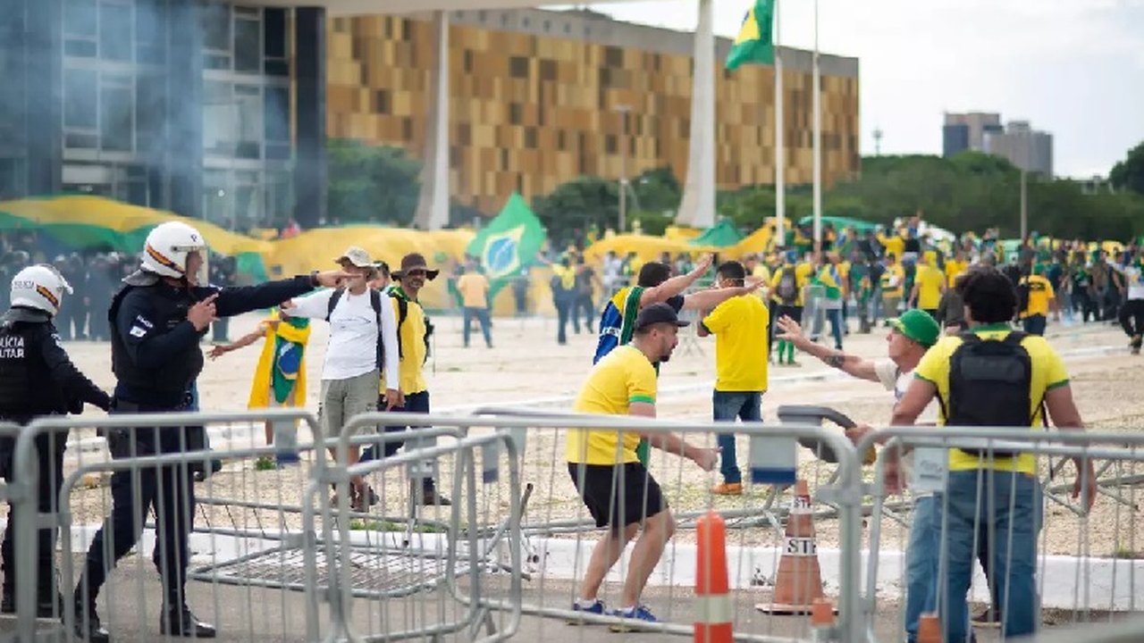 Em Brasília, jornalistas são agredidos com socos e chutes em cobertura de invasão