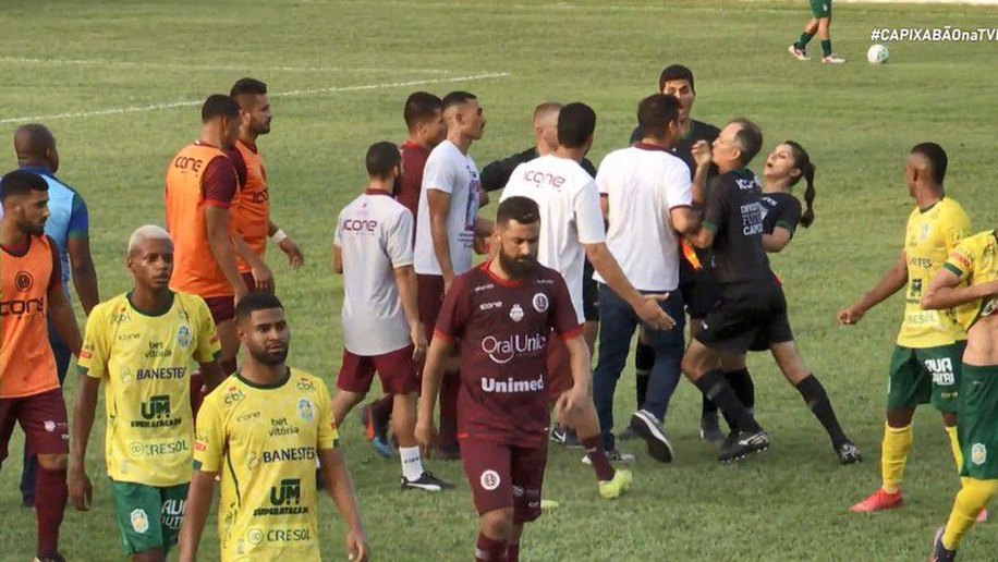 Justiça Desportiva do ES suspende Soriano por agressão à bandeirinha