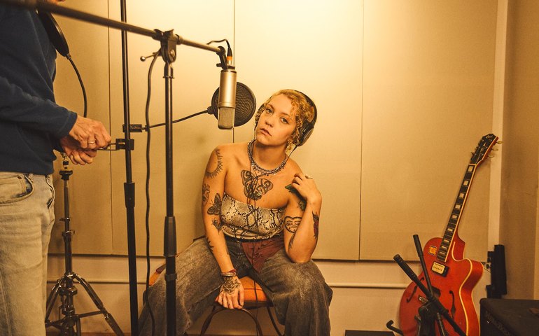 Adriana Santhi mergulha no luto amoroso para renascer em “Amanhecer”