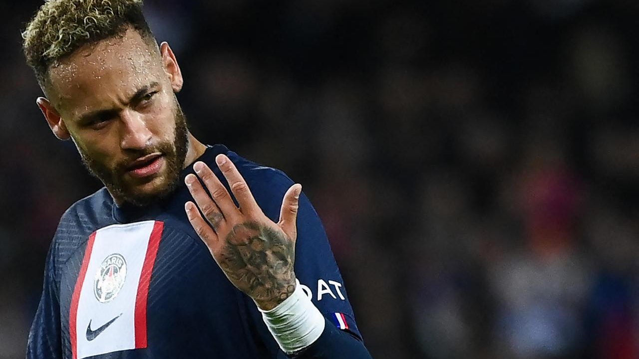 Neymar negocia para trocar PSG pelo Manchester United, diz jornal