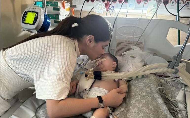 Mulher de Zé Vaqueiro recorda do choro no primeiro encontro com o filho após internação