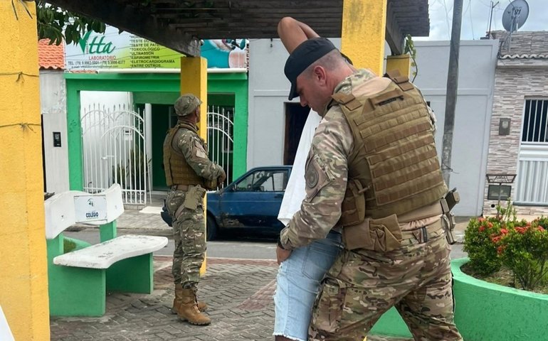 Operação Protetor Divisas prende dupla por tráfico de drogas em Igreja Nova
