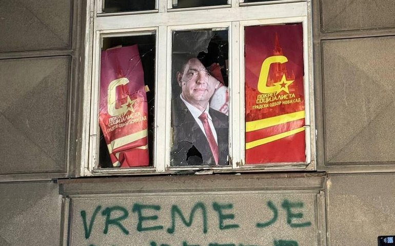 Protestos se intensificam na Sérvia e deixa 120 policiais feridos