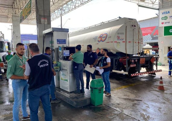 Procon Maceió fiscaliza e notifica postos de combustíveis da capital