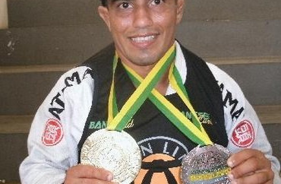 Sergipano mostra medalhas que conquistou na competição em 2013/ Foto: Site Ivan Lima