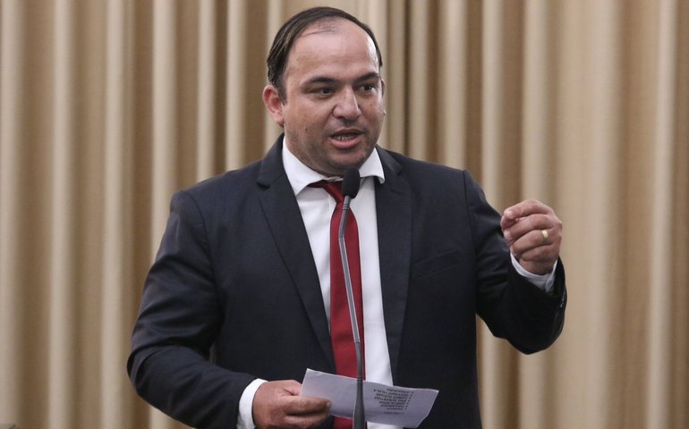 André Silva solicita reforma da 6ª Ciretran em Palmeira dos Índios