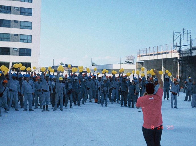 Saúde mental: hit embala trabalhadores de construção civil em Maceió; veja vídeo