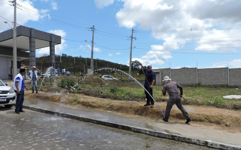 Casal combate ligações clandestinas de água em condomínios de Arapiraca