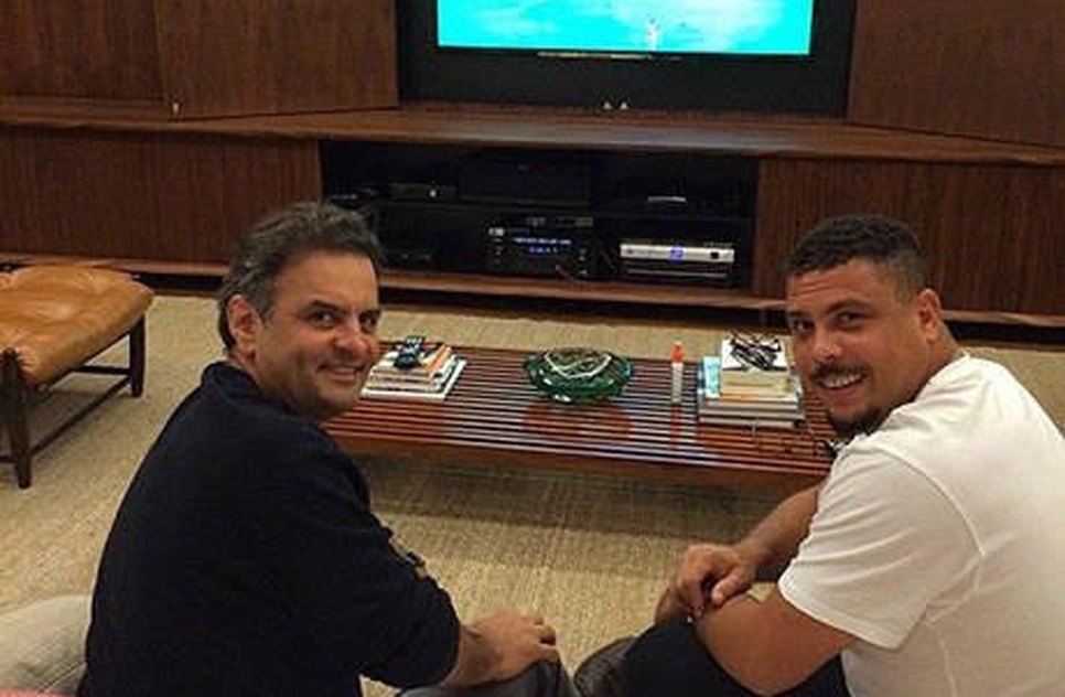 Aécio e Ronaldo assistiram ao jogo do Cruzeiro na quarta-feira (30) Reprodução/Facebook