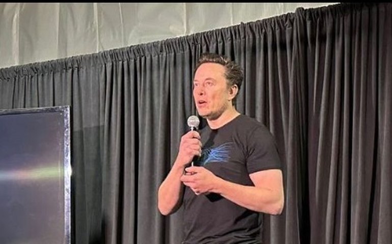 Musk nega reportagem sobre desistência da Tesla de carro de baixo custo; ação reduz queda