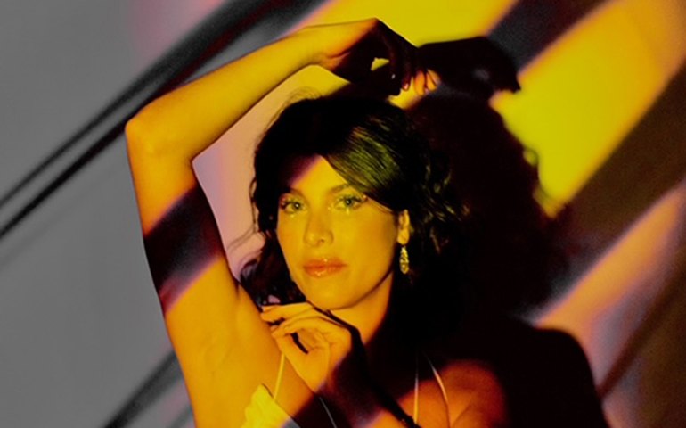 Christine Valença lança música que levanta polêmica sobre procedimentos adotados pela indústria do entretenimento