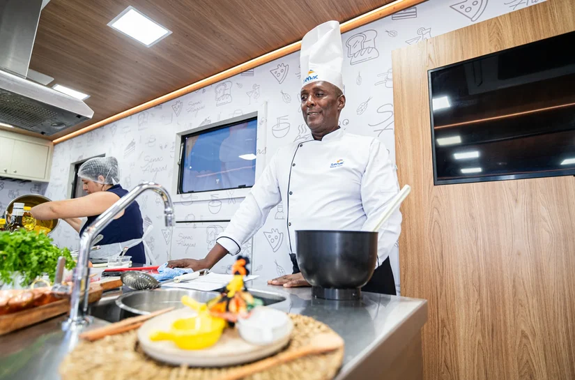 Parceria com o Sistema Fecomércio Sesc-Senac amplia acesso à saúde e gastronomia na Feira dos Municípios