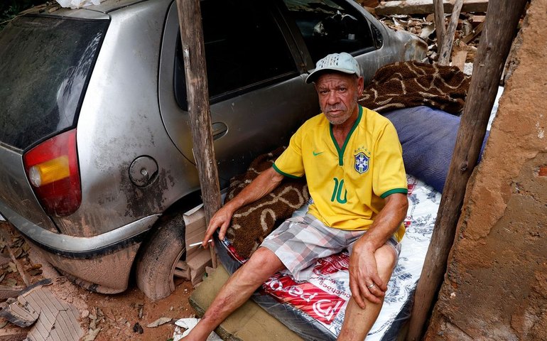 Morador de Juiz de Fora vive entre escombros de casa atingida por lama